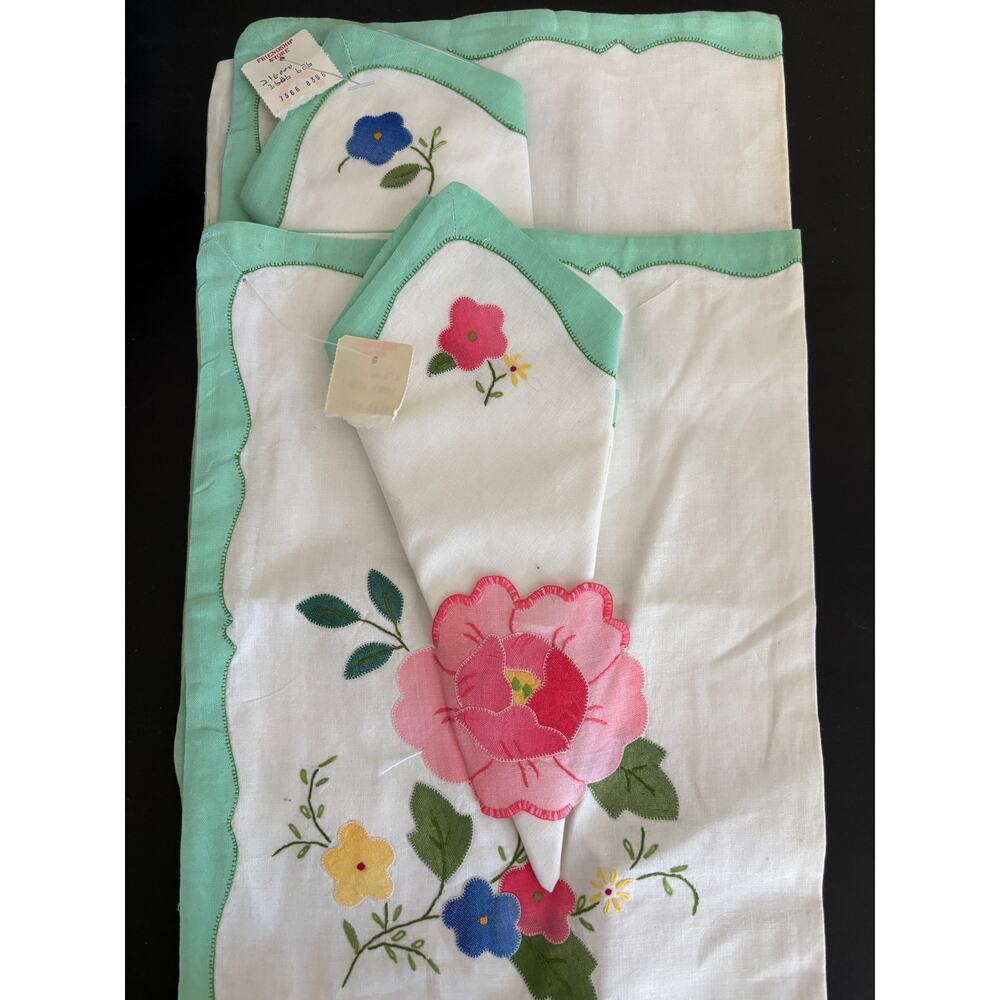 Vintage Embroidered Applique Placemats & Napkins 4 Pieces New